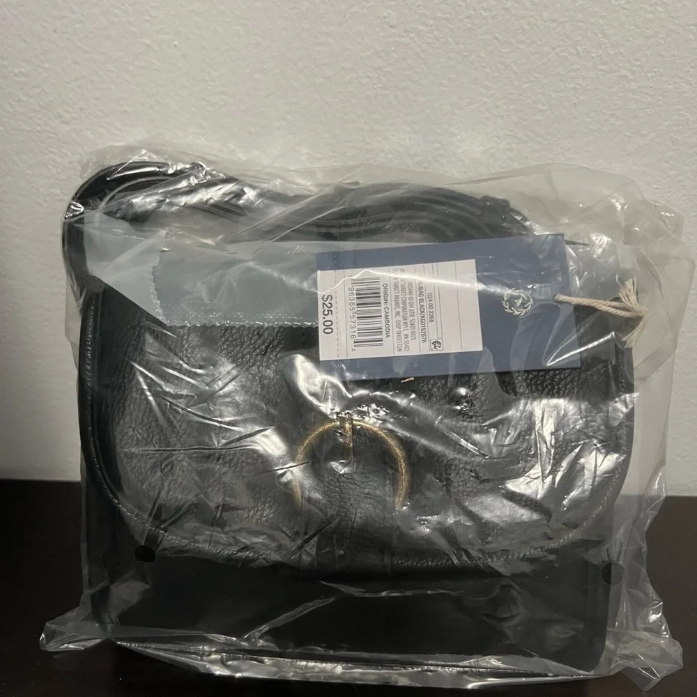 Buckle Flap Crossbody Bag - Universal
Thread™ Black - Picture 4 of 4